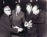 1966: Prima mondiale di „I Bassaridi”, Festival di Salisburgo, 1966. da sinistra a destra: Gustev Rudolf Sellner, Chester Kallman, W. A. Auden, H. W. Henze 1966: Prima mondiale di „I Bassaridi”, Festival di Salisburgo, 1966. da sinistra a destra: Gustev Rudolf Sellner, Chester Kallman, W. A. Auden, H. W. Henze