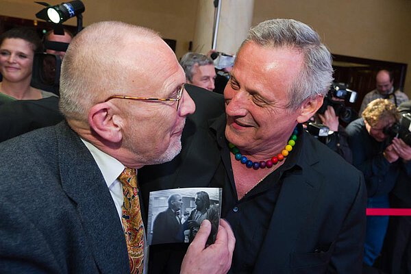 Peter Michael Hamel und Konstantin Wecker bei der Verleihung...