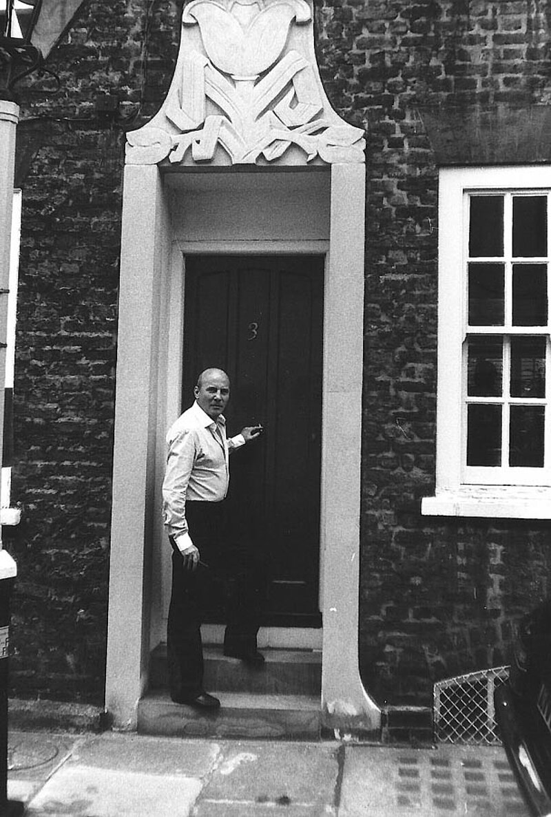 Vor seinem Haus in London, Knightsbridge, Fairholt Street 3, 1979