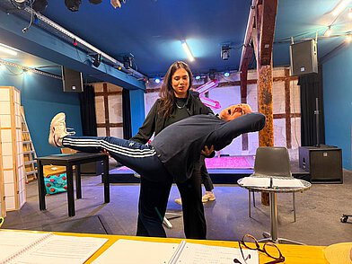 Flavia Stricker und Stuart Patterson bei den Proben zu 