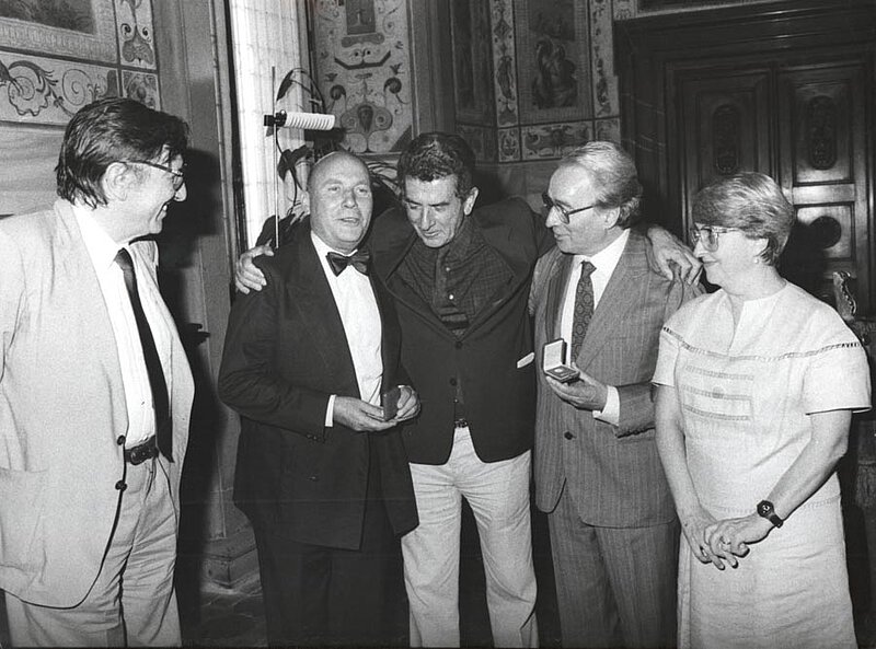HWH erhält die Goldmedaille der Stadt Florenz aus den Händen des Bürgermeisters Massimo Bogianckino (2. v. re.), Florenz 1986