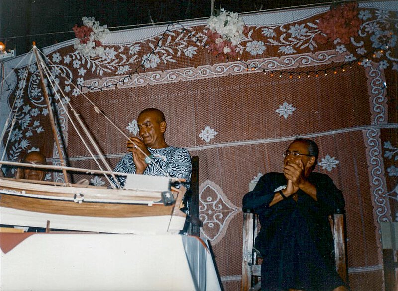 Mit Fausto Moroni auf Lamu, 1995 Fausto Moroni freut sich auf seiner Geburtstagsfeier über das Modell der Dau, die er als Geschenk erhält.