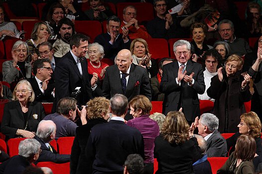 HWH, Michael Kerstan (steh. li.) und Bruno Cagli (steh. re.)...