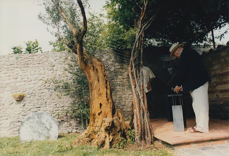 Bei der Einweihung der Klangskulptur für Hans Werner Henze, Marino 1998