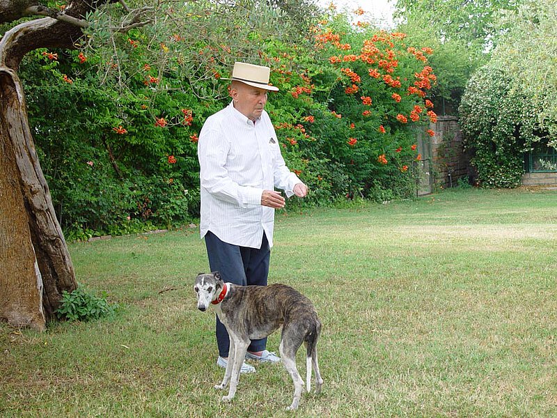 Mit Whippet "Dario" im Garten von La Leprara, 2007