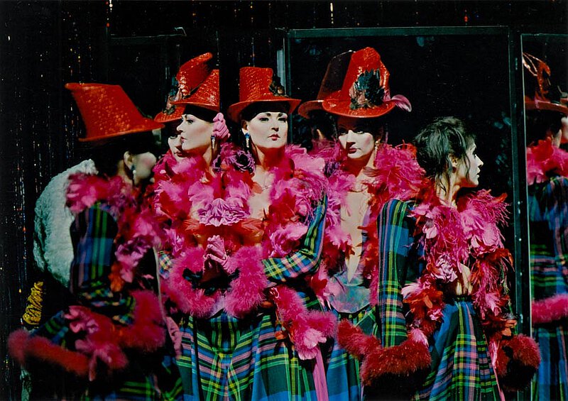 Szene aus "König Hirsch", Premiere an der Komischen Oper, Berlin 1998