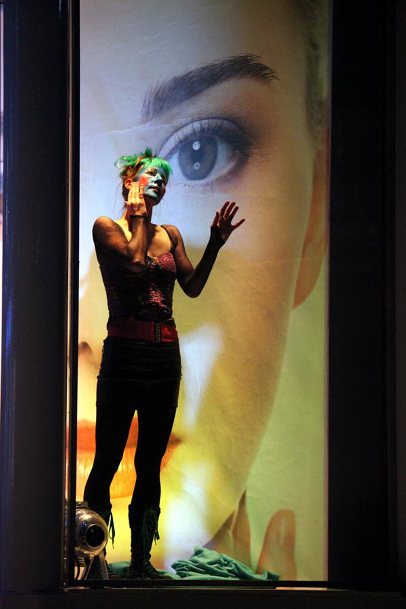 Szenenfoto der Dresdner Erstaufführung von "Gisela! oder Die merk- und denkwürdigen Wege des Glücks", 2010