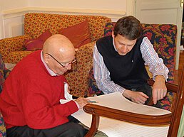 Mit Jobst Liebrecht mit autographen Partiturseiten von "Gise...
