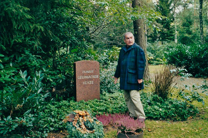 Fausto Moroni am Grab der Familie Geldmacher Henze, Bad Salzuflen 2001