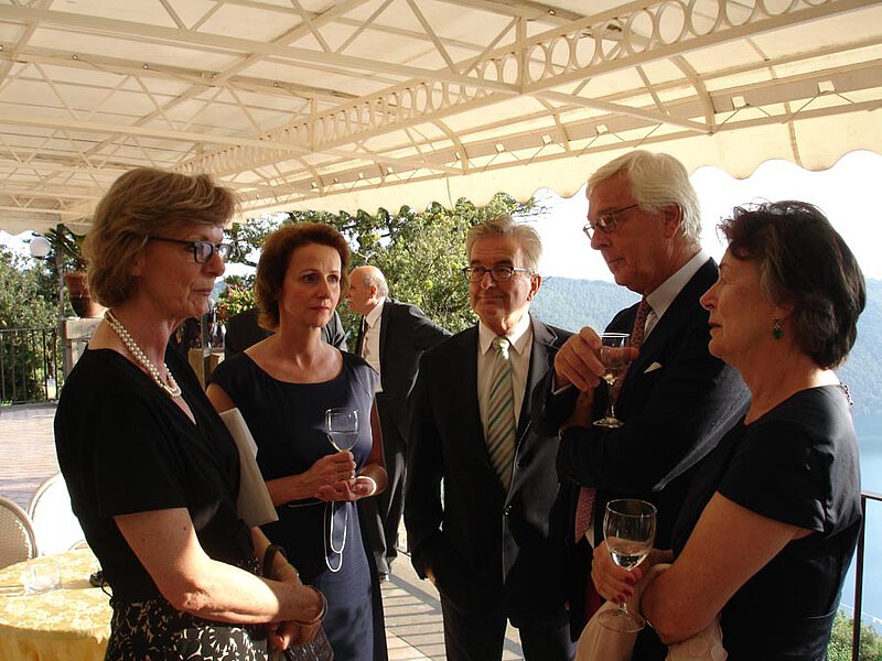 Ulrike Hessler, Christiane Albiez, Michael Meurer, Rolf und Susanne Ibach (vorne v.l.n.r.) zum 85. Geburtstag, Villa del Cardinale, Rocca di Papa, 30.06.2011