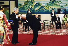 Alla consegna del Praemium Imperiale da parte del fratello dell'Imperatore, il Principe Masahito di Hitachi, Tokyo 2000
