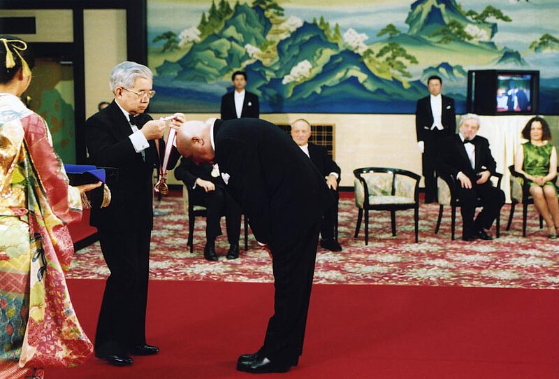 Bei der Verleihung des Praemium Imperiale durch den Bruder des Kaisers Prinz Masahito von Hitachi, Tokyo 2000