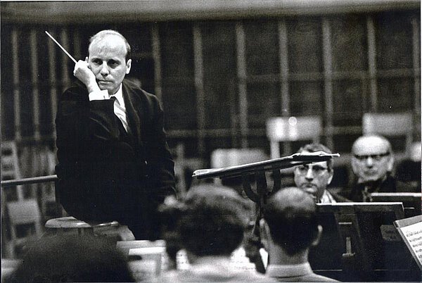 Als Dirigent seiner Werke in Dresden 1966