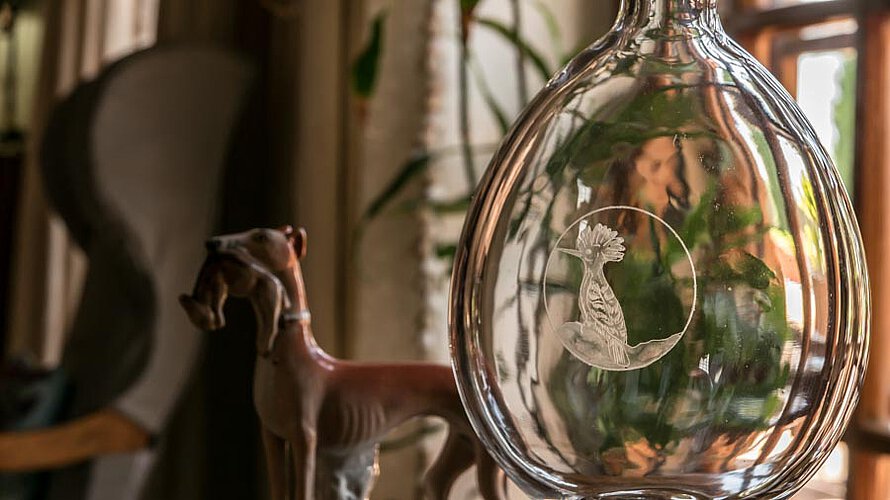 Carafe with a hoopoe engraving