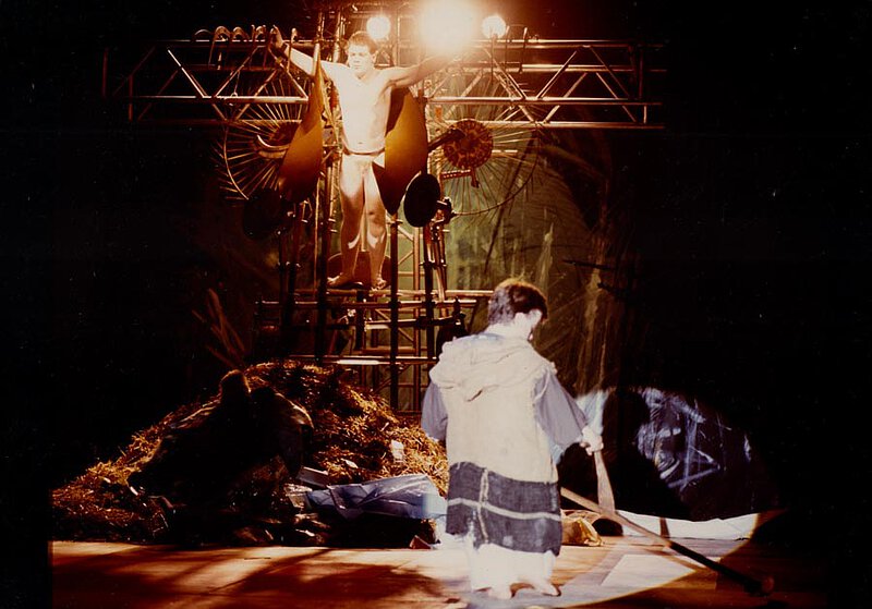 Szene aus der Uraufführung von "Der letzte Milkaner", 1. Münchener Biennale 1988