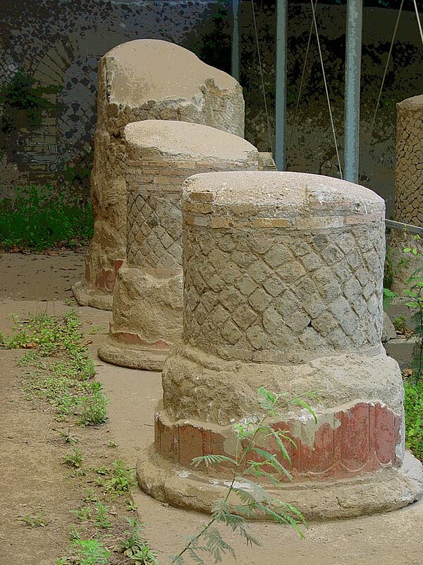 Tempel-Säulen im Heiligtum der Diana am Nemi-See (300 v.Chr....