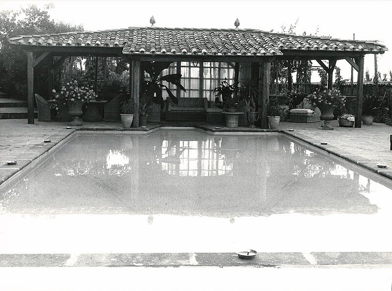 Zum 60. Geburtstag von HWH 1986 wird das Poolhaus auf La Leprara eingeweiht.