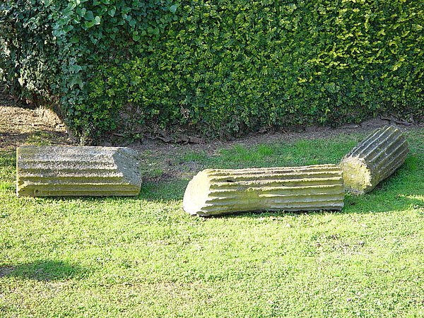 Roman column fragments in the garden of La Leprara, 2008