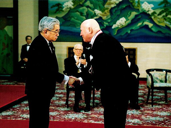 Bei der Verleihung des Praemium Imperiale durch den Bruder des Kaisers Prinz Masahito von Hitachi, Tokyo 2000