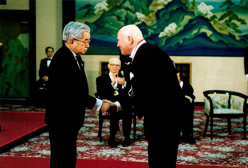 Bei der Verleihung des Praemium Imperiale durch den Bruder des Kaisers Prinz Masahito von Hitachi, Tokyo 2000