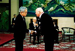 Prince Masahito of Hitachi awards the prize to HWH