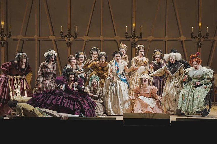 Szene aus "Der Junge Lord", Maggio-Musicale, Florenz 2025