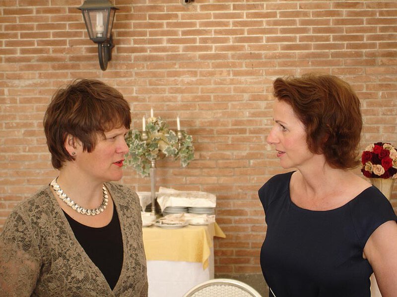 Wiebke Busch (li.) und Christiane Albiez (re.) zum 85. Geburtstag, Villa del Cardinale, Rocca di Papa, 30.06.2011
