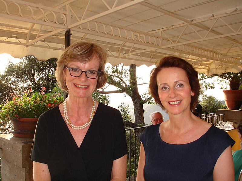Ulrike Hessler (li.) und Christiane Albiez (re.) zum 85. Geburtstag, Villa del Cardinale, Rocca di Papa, 30.06.2011