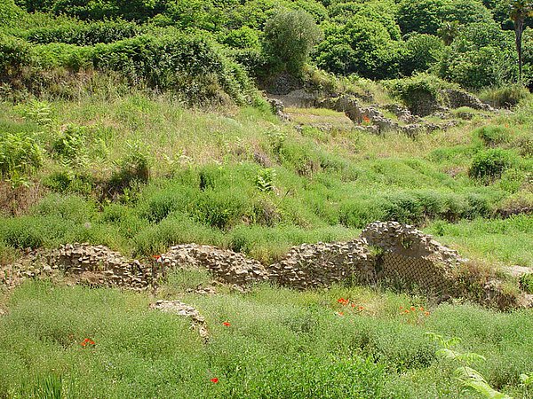 Mauerreste der Tempelanlage im Heiligtum der Diana am Nemi-S...