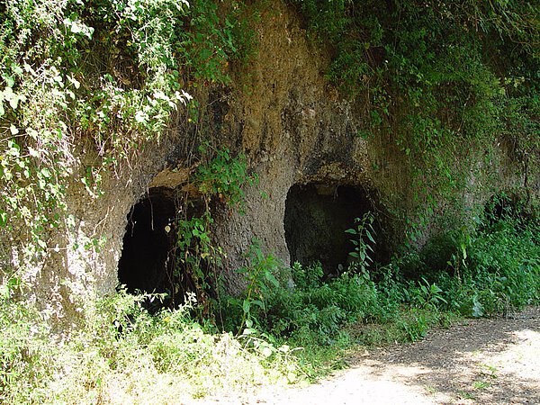 Grotten am Nemi-See. Gefängnis des Hippolyt im Diana Mythos ...