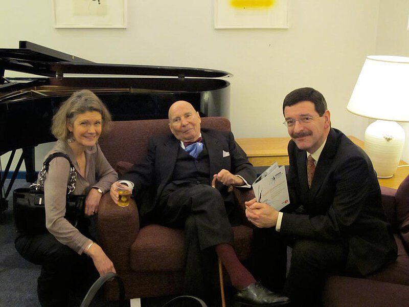 Mit Sally Groves (Schott London) und James Rushton (Chester Music) anlässlich des Henze-Festivals des BBC ("Total Immersion"), London 2010