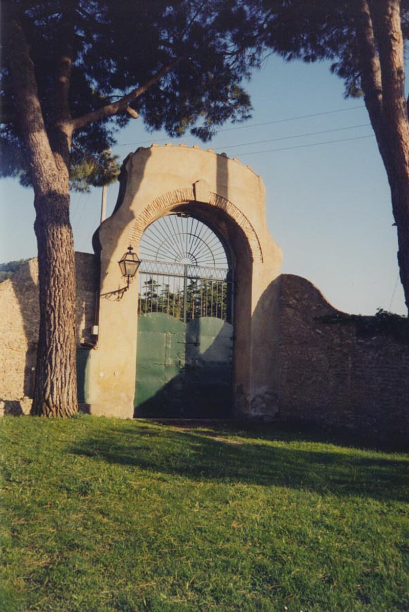 Barockes Hauptportal des Anwesens "La Leprara", Marino 2000