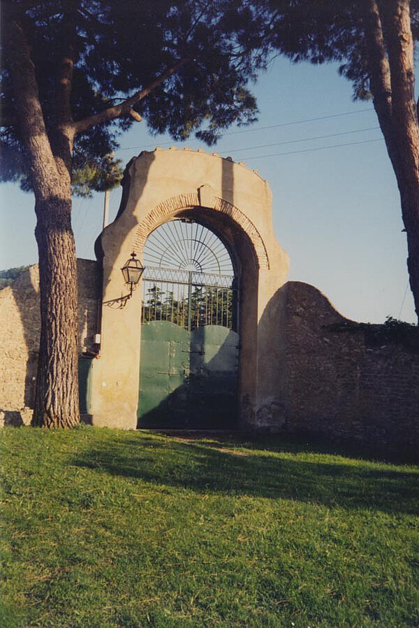 Barockes Hauptportal des Anwesens "La Leprara", Marino 2000