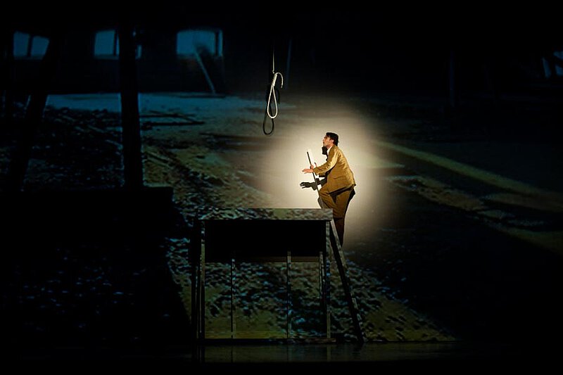 Szene aus "molière" nach Hans Werner Henzes "Le disperazioni del Signor Pulcinella" und Jean-Baptiste Lullys "Le Bourgeois gentilhomme", Theater Hagen, September 2010